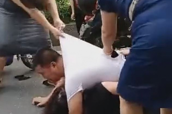 Žena ga uhvatila s ljubavnicom pa ih počela tući nasred ulice