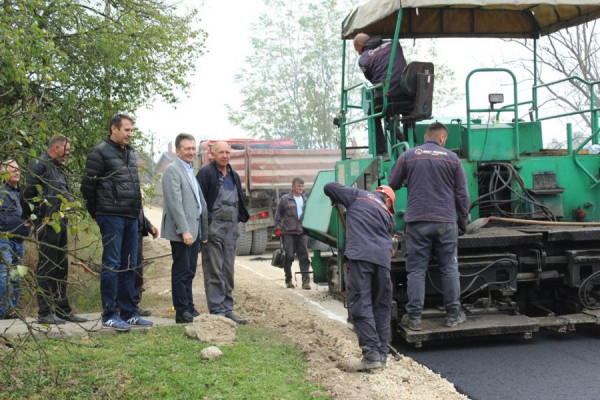 Asfaltiran put koji spaja Ugljevik i Lopare sa Bijeljinom