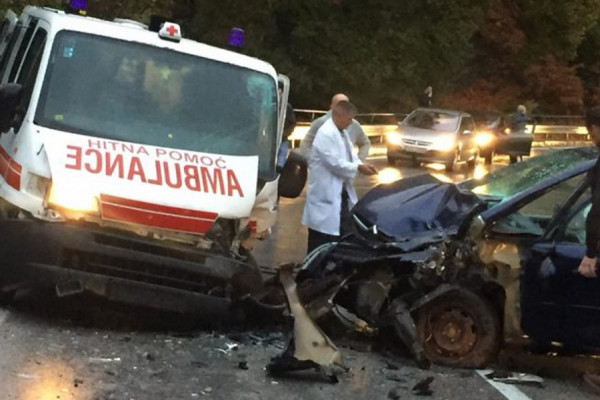 Sudar vozila Hitne pomoći i citroena, jedno povrijeđeno