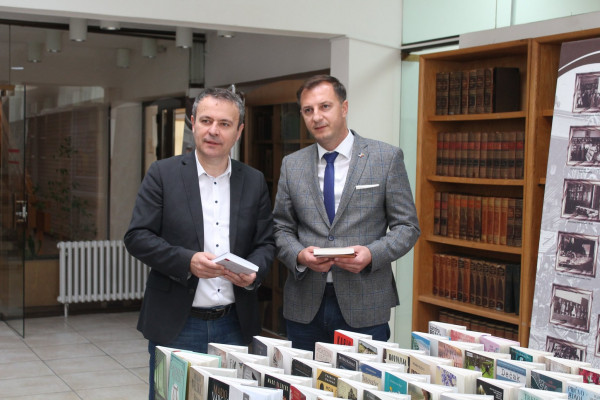 Poslanik Ćorić poklonio knjige vrijedne 1.000 KM /FOTO/