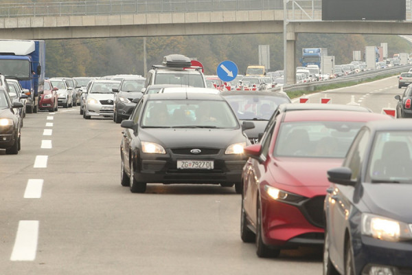 Prvog dana novog sistema naplate putarine NEVIĐENE GUŽVE na auto-putu