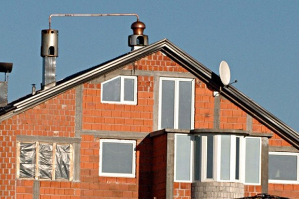 Domaćin iz Bijeljine ovako reklamira svoj biznis: Rakijski kazan na krovu