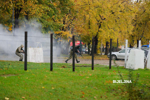ODRŽANA VJEŽBA U BIJELJINSKOJ KASARNI: „Teroristi“ savladani i privedeni /FOTO/