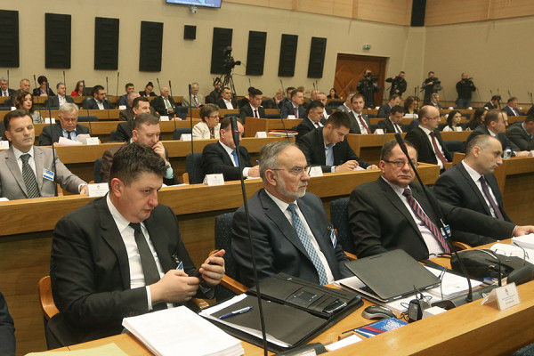 Tri poslanika DNS nisu glasala na posebnoj sjednici NSRS