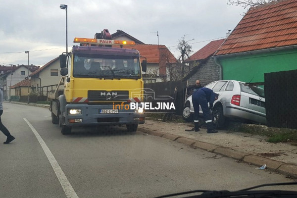 Bijeljina: Škodom uletio u dvorište