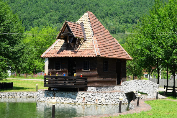 “Konaci Starine Novaka” – spoj netaknute prirode i tradicije /FOTO/