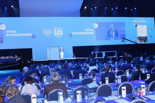 BUDUĆNOST SDS JE U EPP Rado Savić na izbornom kongresu u Zagrebu /FOTO/