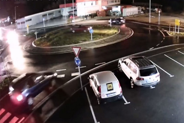 Nevjerovatna scena na kružnom toku - golfom preko trave