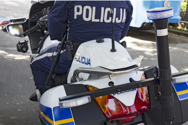 Državljanin BiH ukradenim automobilom bježao policiji, pa izazvao sudar