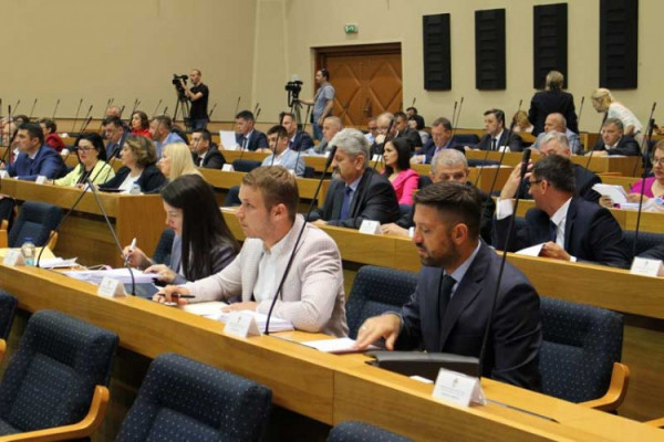 Poslanici angažovali i advokate, na pomolu nove tužbe