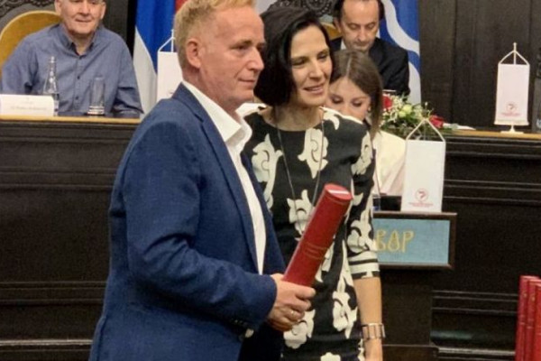 Doktor Lovrić iz Bijeljine dobio priznanje za izuzetan doprinos razvoju zdravstva RS