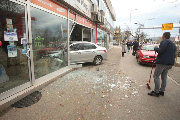 Zaglavila joj se štikla pa uletjela u izlog?