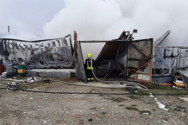 Izgorio auto-otpad "Brkić"