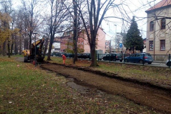 Počelo asfaltiranje pješačke staze u Gradskom parku