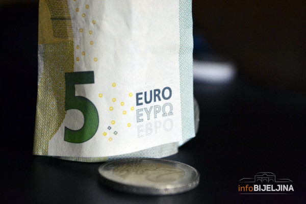 Evro stiže u komšiluk: Godinu dana koristiće dvije valute