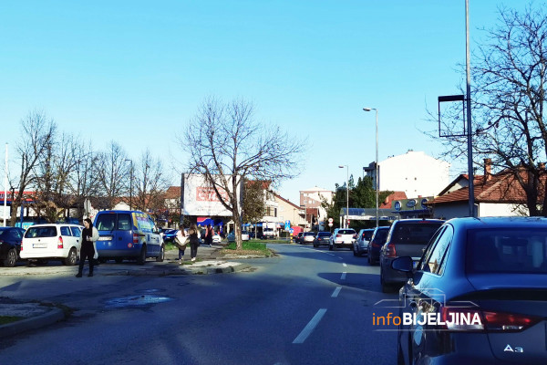 SREMSKA ULICA U SAOBRAĆAJNOM KOLAPSU Policija traži od grada da riješi problem /FOTO/