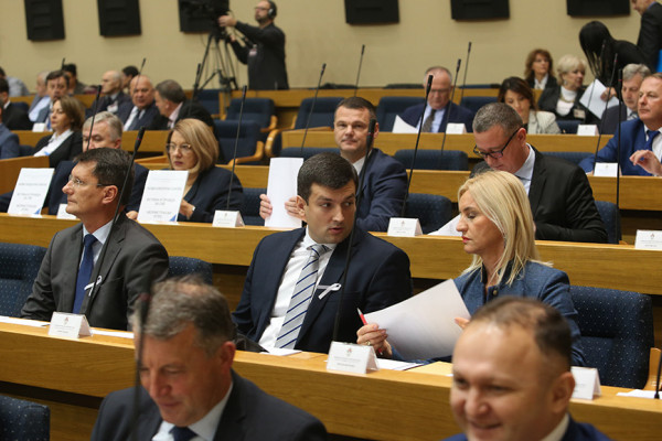 BOGATSTVO ODE NA PREVOZ Koliko nas košta odlazak i dolazak poslanika u NS RS