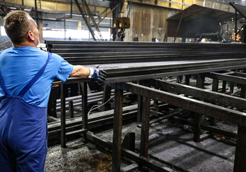 Mladić počeo da radi u fabrici, pa PRVI DAN DOBIO OTKAZ, sačekala ga neobična poruka