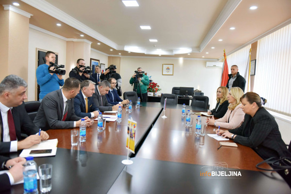 Cvijanovićeva u Bijeljini sa direktorima javnih ustanova, preduzeća i fondova /FOTO/
