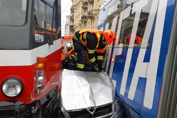 Projurio kroz crveno pa završio smrskan između dva tramvaja