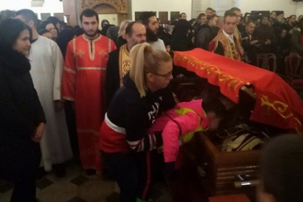 Hiljade vjernika u molitvenoj koloni pristupaju moštima Svetog Vasilija Ostroškog