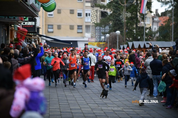 Druga trka „Deda mrazeva“ održana u Bijeljini /FOTO/