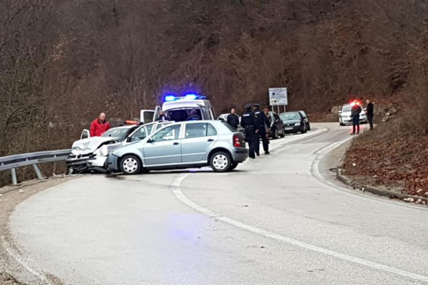 Pet povrijeđenih u sudaru dva vozila na Majevici