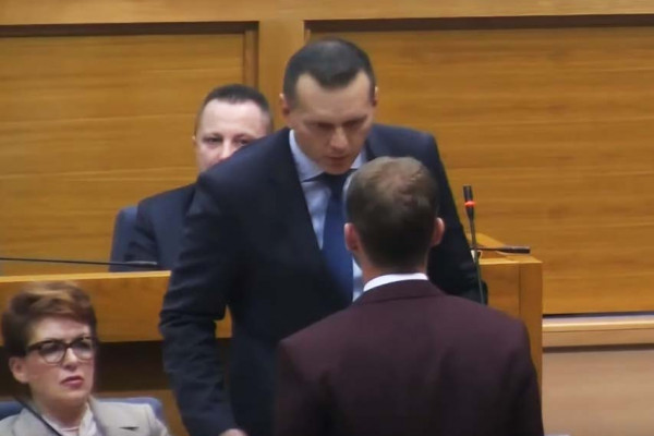 SJEDNICA NS RS PREKINUTA Lukač nasrnuo na Stanivukovića (VIDEO)