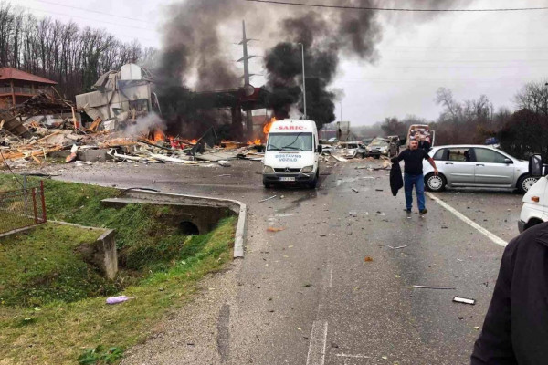 PRIKLJUČEN NA APARATE Teško stanje pacijenta povrijeđenog u eksploziji na pumpi