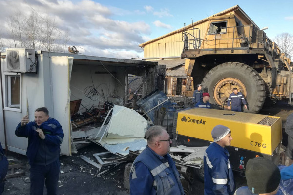 NESREĆA U UGLJEVIKU Pukla guma na damperu, dva lica teže povrijeđena