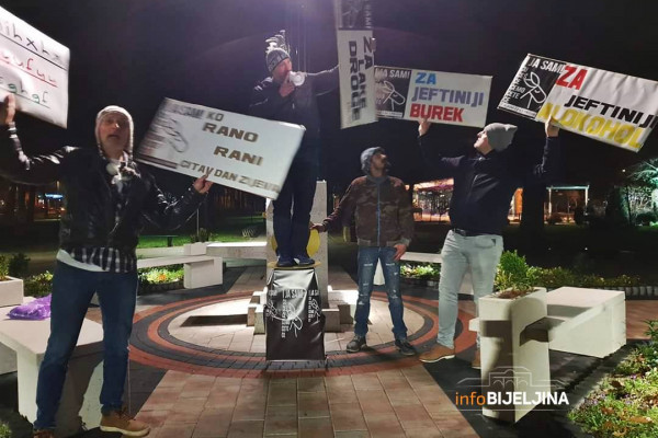 ODRŽAN MITING U BIJELJINI Boban Lazić i njegove pristalice poručili „STOP SVEMU“ /VIDEO/