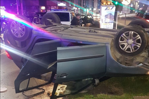AUTO ZAVRŠILO NA KROVU Saobraćajna nezgoda u Brčkom /FOTO/