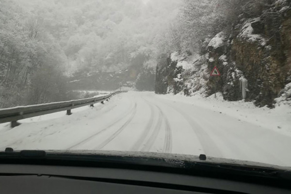 Vozači, oprez! Jak vjetar u zapadnim krajevima formira snježne nanose