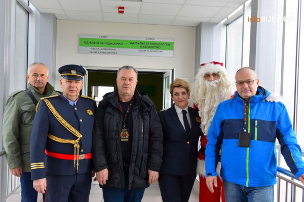 OBRADOVALI MALIŠANE U BOLNICI: IPA Bijeljina donirala paketiće za male pacijente /FOTO/