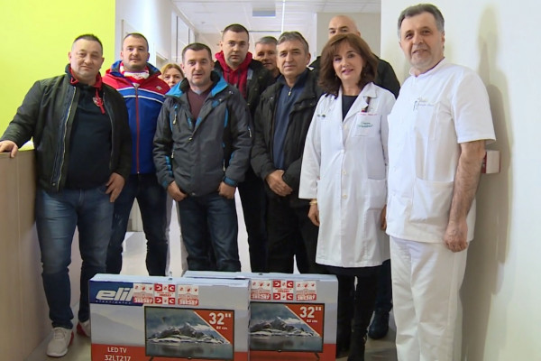 UDRUŽENJE NAVIJAČA Crvene zvezde obradovalo mališane u bijeljinskoj bolnici