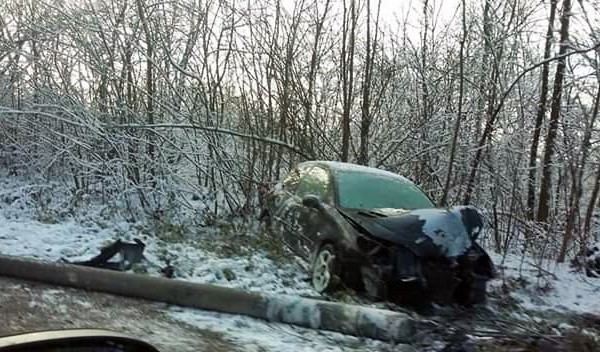 AUTOMOBIL SLETIO SA PUTA I UDARIO U BANDERU Udes u Suvom Polju, jedno povrijeđeno