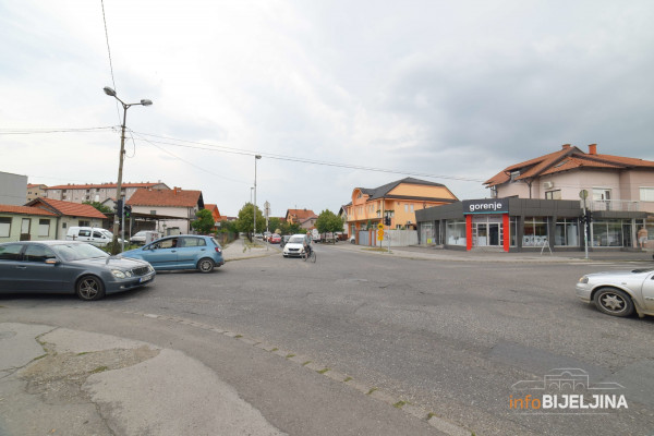 Novi režim saobraćaja na raskrsnici ulica Dimitrija Tucovića, Beogradske i Živojina Mišića