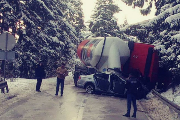 STRAVIČNA NESREĆA Vatrogasci izvlačili vozača iz smrskanog automobila, poginule dvije osobe