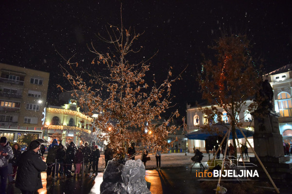 Tradicionalno paljenje badnjaka u Bijeljini
