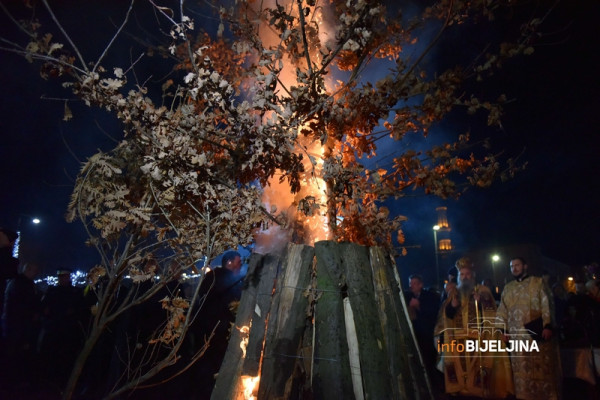 BADNJE VEČE U BIJELJINI Tradicionalno zapaljen badnjak na trgu /FOTO/