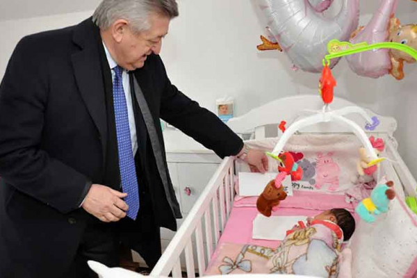 Gradonačelnik darivao prvorođenu bebu u 2020.