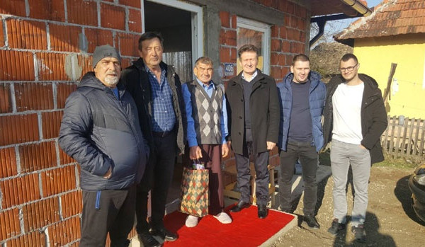 Mještani i lokalna vlast unijeli radost u život svog komšije: Dujo dobio novi dom