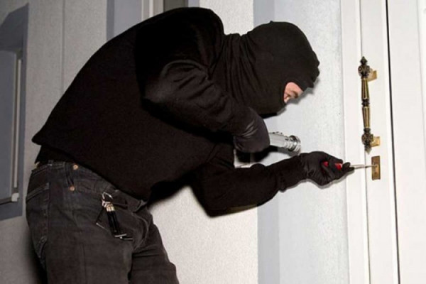 Iz tri prodavnice ukrali praznu kasu, cigarete i pet KM