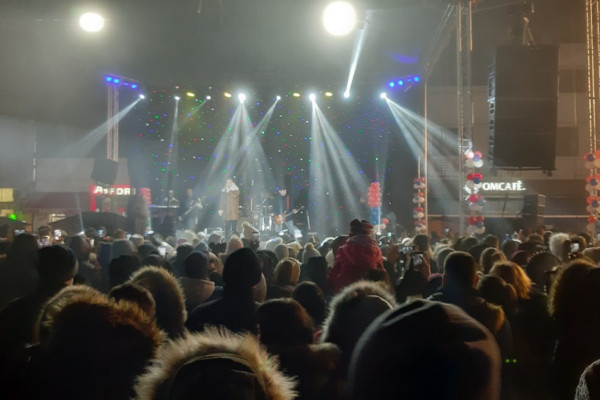 Bijeljina: Doček na trgu uz koncert Leksington benda