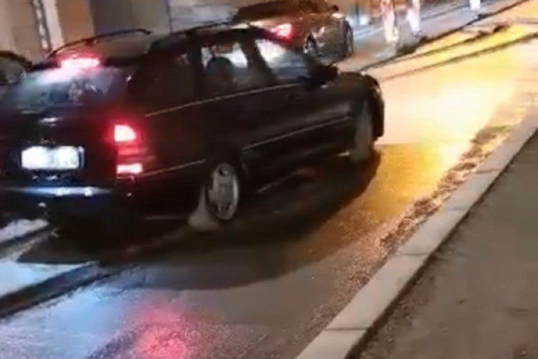 Autom ušla u svježi beton i "potonula"