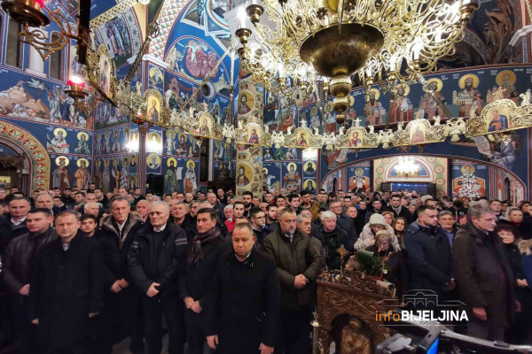 Stotine Bijeljinaca na molebanu u Sabornom hramu /FOTO/