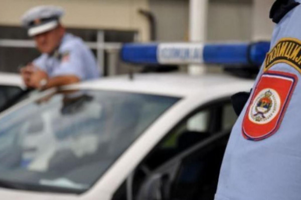 Ostavio upaljen auto u Modriči, lopov sjeo i odvezao se