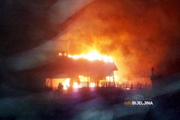 SNIMAK SA LICA MJESTA Veliki požar kod Bijeljine, gori pilana /VIDEO/