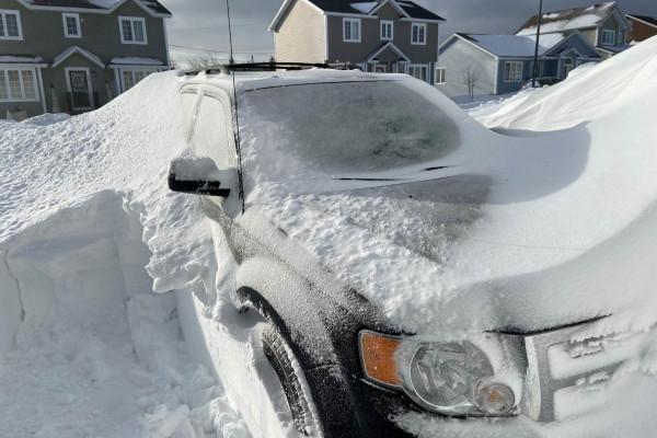 Nanosi viši od četiri metra: Pogledajte snježni haos u Kanadi