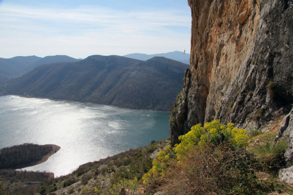 Budva: Spriječili ga da se zapali pa skočio u more i udario glavom u stijenu